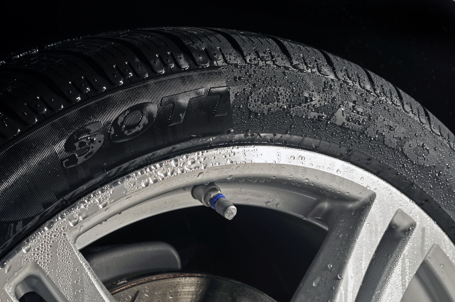 q2-tire-50-50-wet-min q2-tire-50-50-wet-min