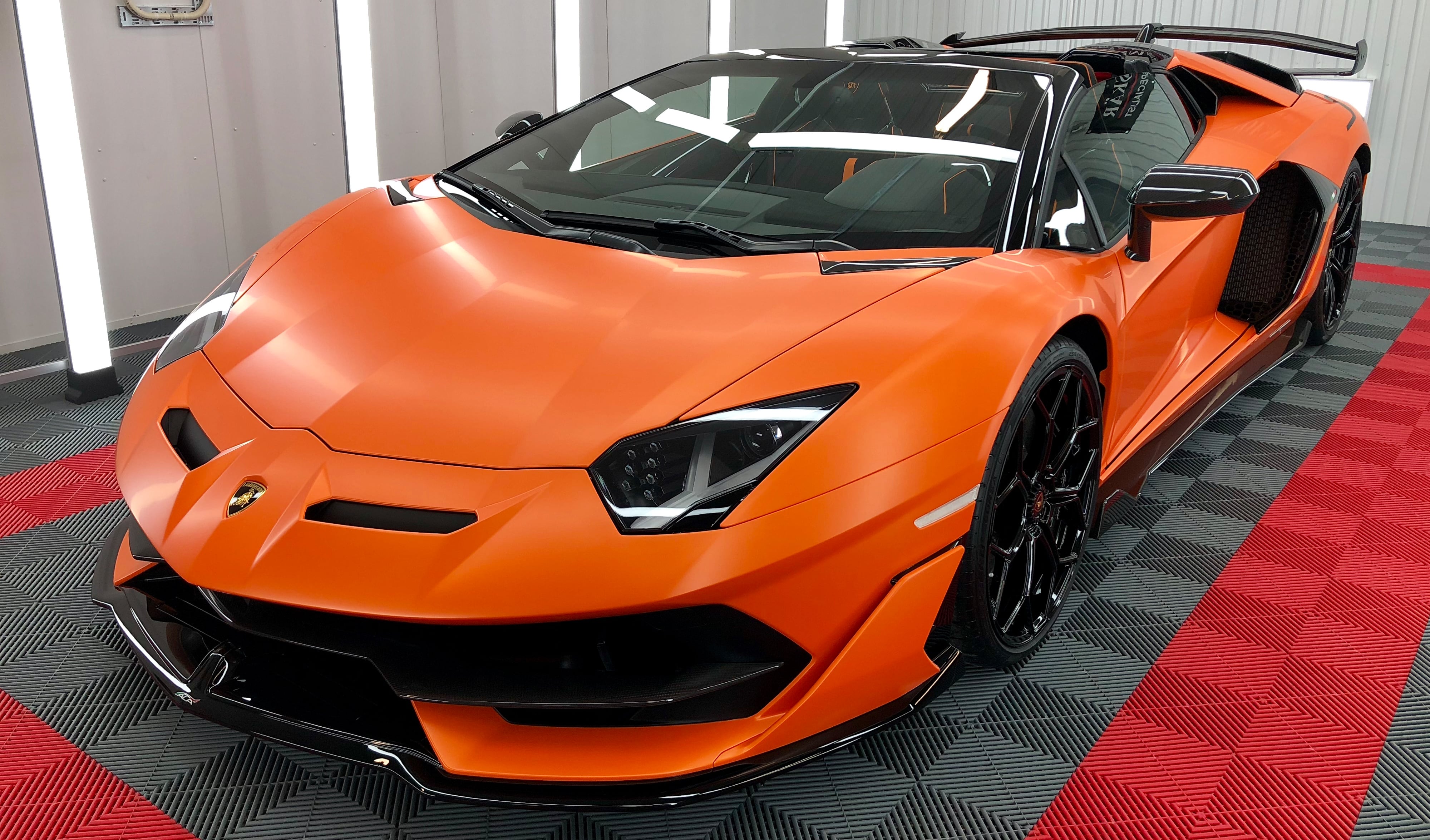 cmw_galleri_lambo_svj_roadster_orange-min